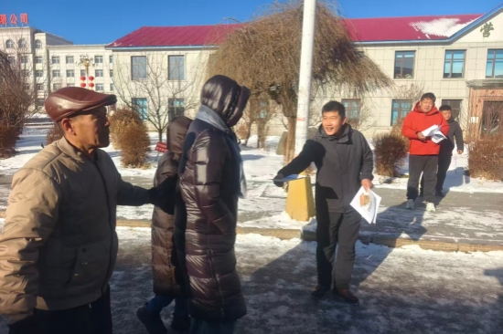 1765351970136040.jpg 撫安林場(chǎng)聯(lián)合東北岔中心派出所開展憲法宣傳周活動(dòng)(3).jpg