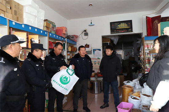 1765352305636705.jpg 舌尖不碰“紅線” 生態(tài)方有“底線” 泉林公司開展野生動物保護(hù)普法宣傳活動(2).jpg